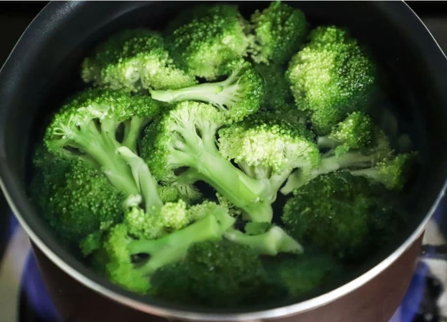 Is Broccoli Safe for Dogs? Vet-Approved Facts and Feeding Tips